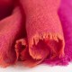 Storrutet sjal i fuchsia og korallrødt