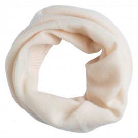 Off-white lue med dusk samt halsvarmer i kasjmir