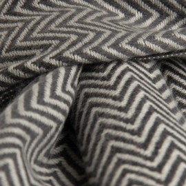 Gr&aring;tt skjerf i fiskebeinsm&oslash;nstret kasjmir/ull