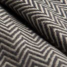 Gr&aring;tt skjerf i fiskebeinsm&oslash;nstret kasjmir/ull