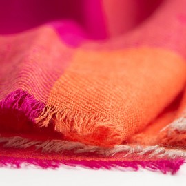 Rutet kasjmirskjerf i r&oslash;dt, oransje og fuchsia