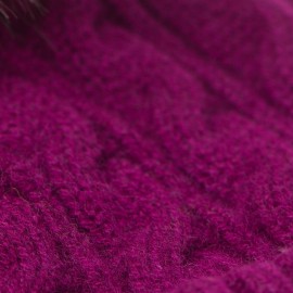 Plommefarget strikkelue i kasjmir med dusk