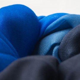 Tofarget pashmina sjal i svart og blått