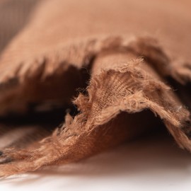 Kasjmirsjal i lysebrunt med sorte og hvite striper