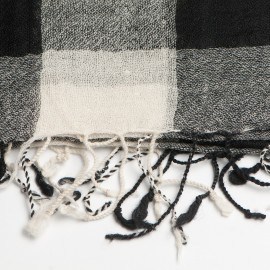 Rutet sort og hvitt skjerf av ull